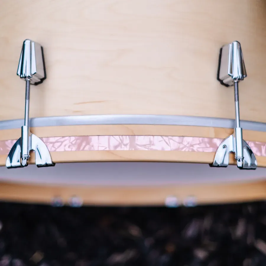 Gladstone shell in Natural with a pink pearl inlay and lugs