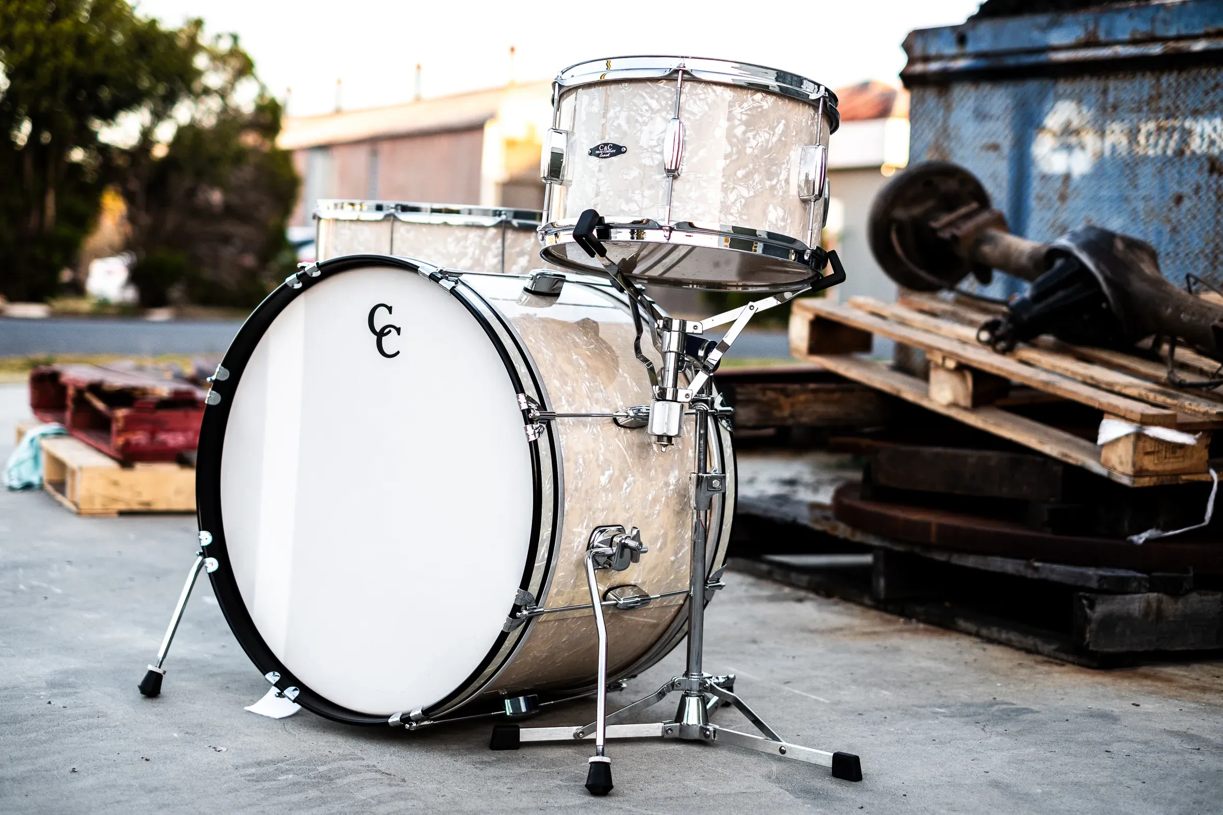 Player Date bass drum and rack tom in Aged Marine Pearl, side on