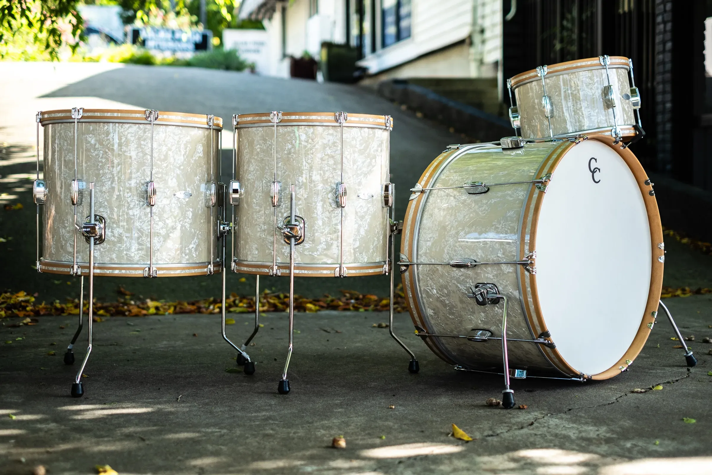 Player Date in Aged Marine Pearl with wood hoops