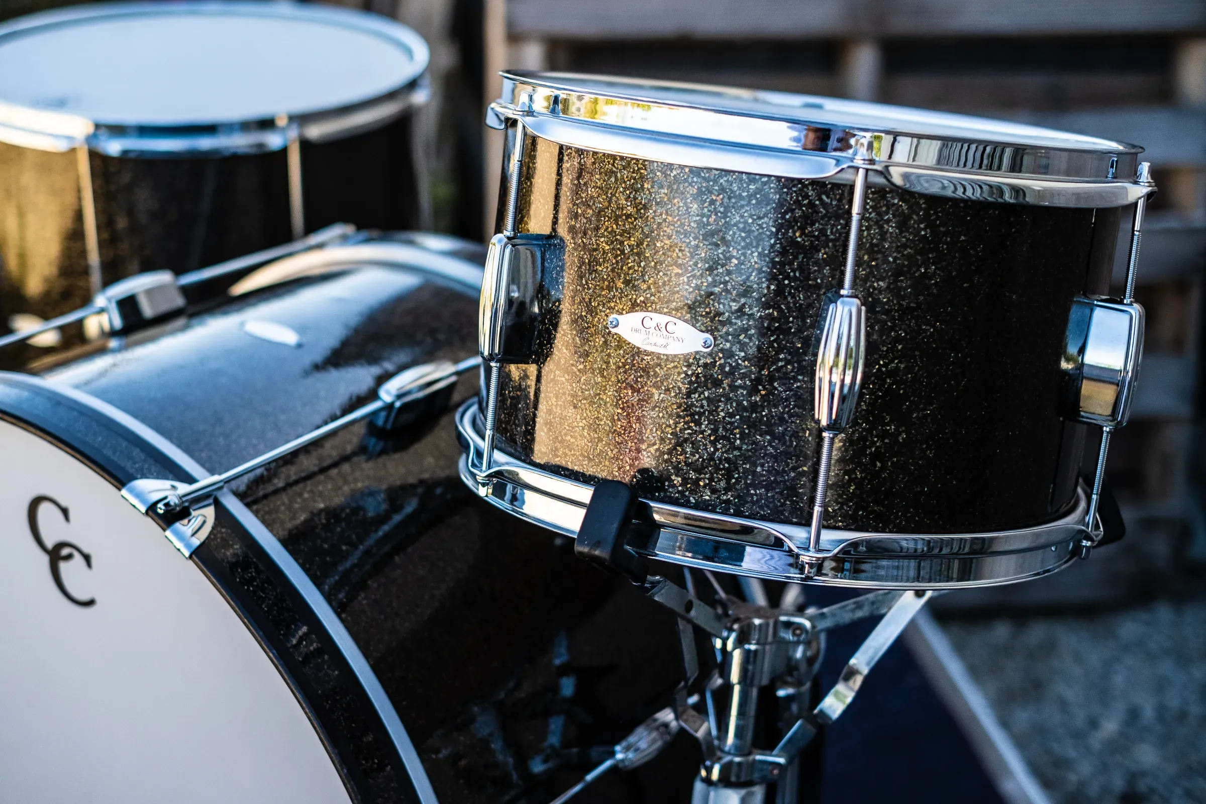 Black sparkle Player Date tom, up close