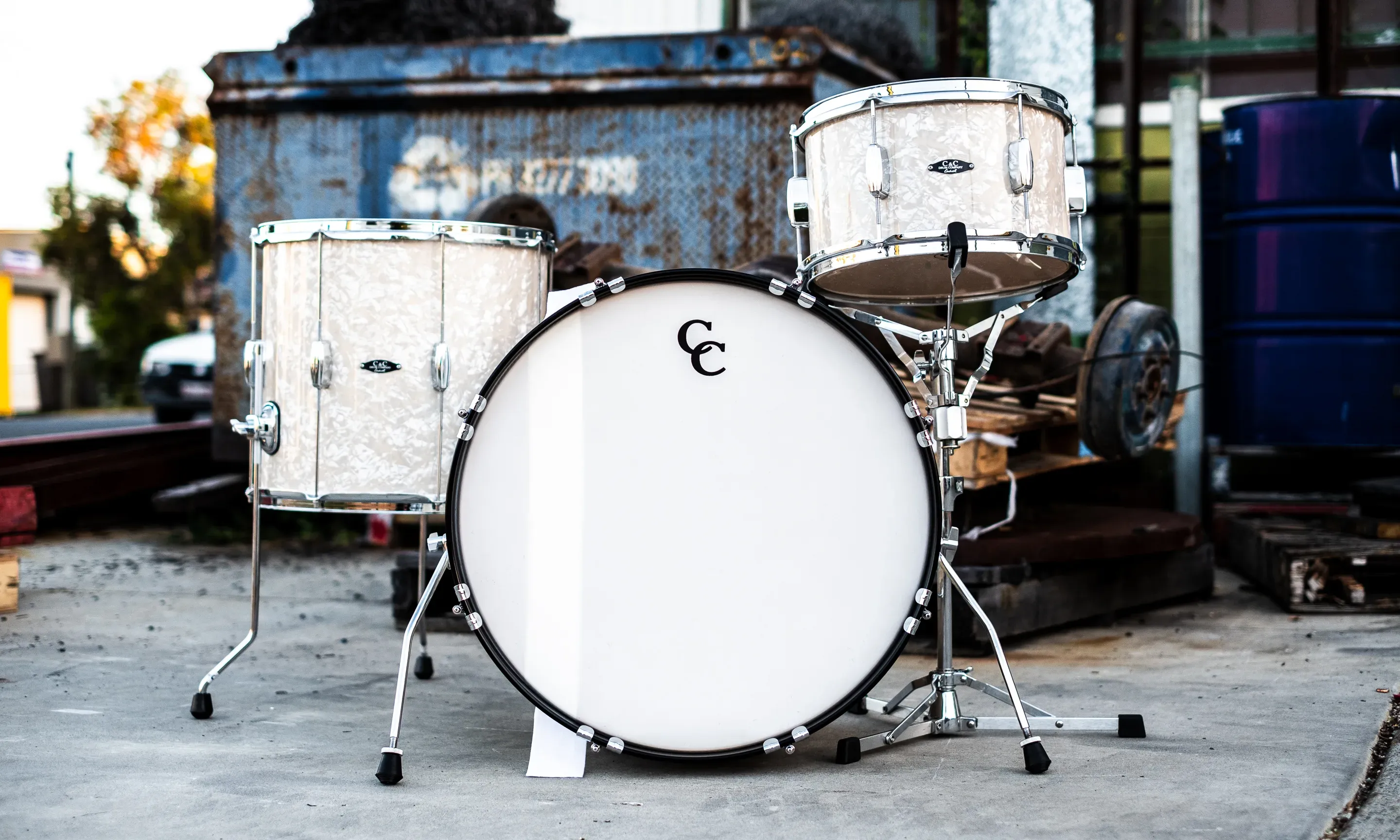 Player Date in Aged Marine Pearl with a black bass drum hoop
