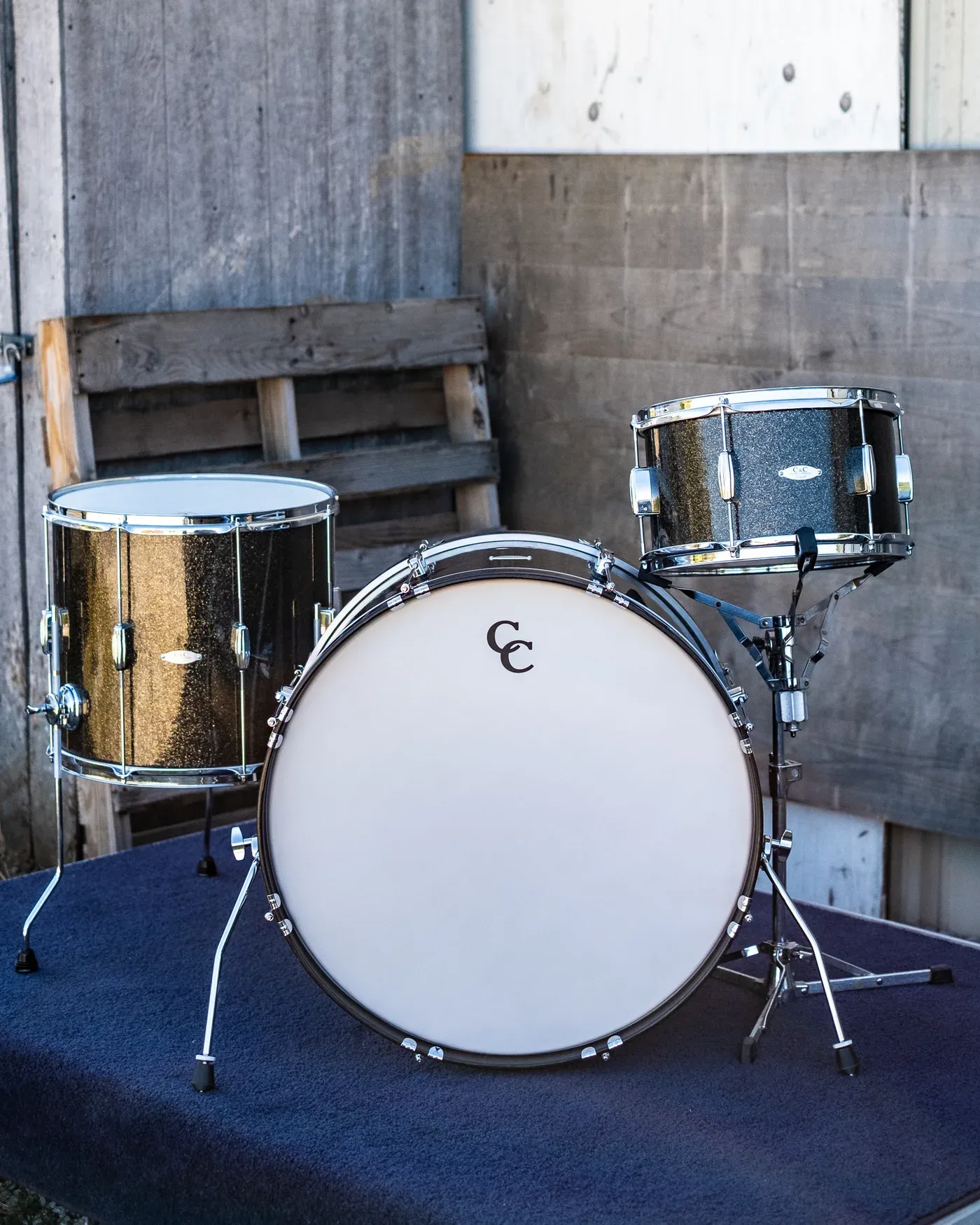 Player Date in black sparkle on a blue riser
